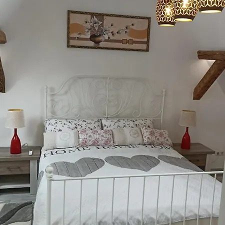 בית נופש Tiny Old House